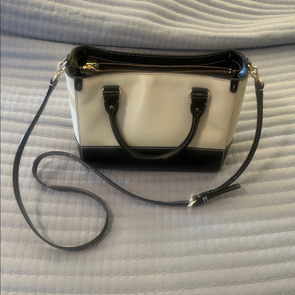 Kate Spade classic Black and White Purse ✨
